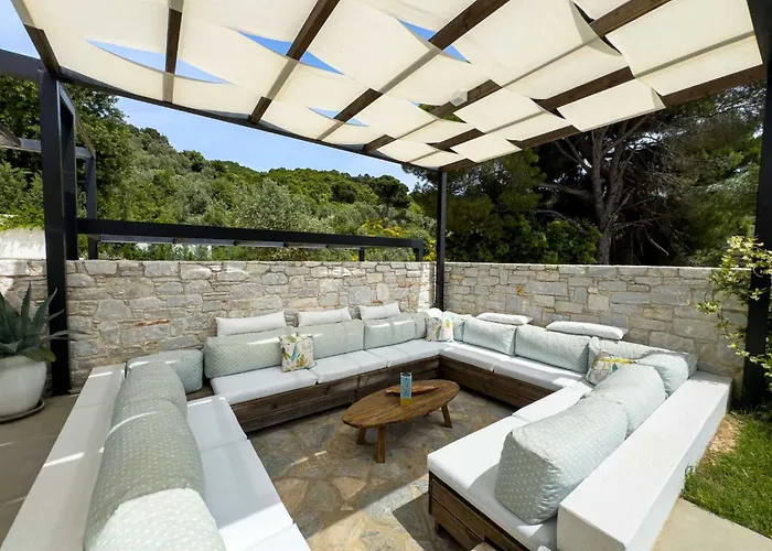 Mit Privaten Pools Und Meerblick By Interhome 스키아토스 타운